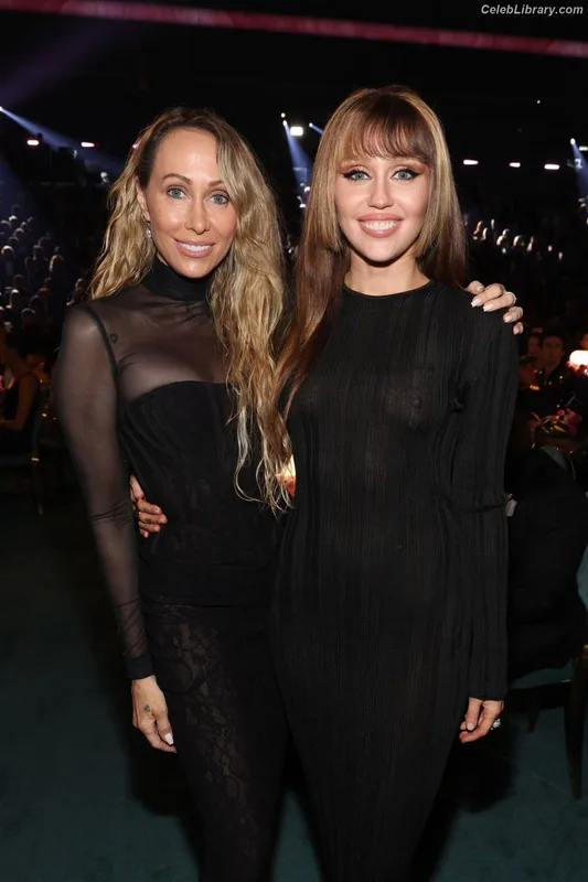 Miley Cyrus photo 10 of 2351