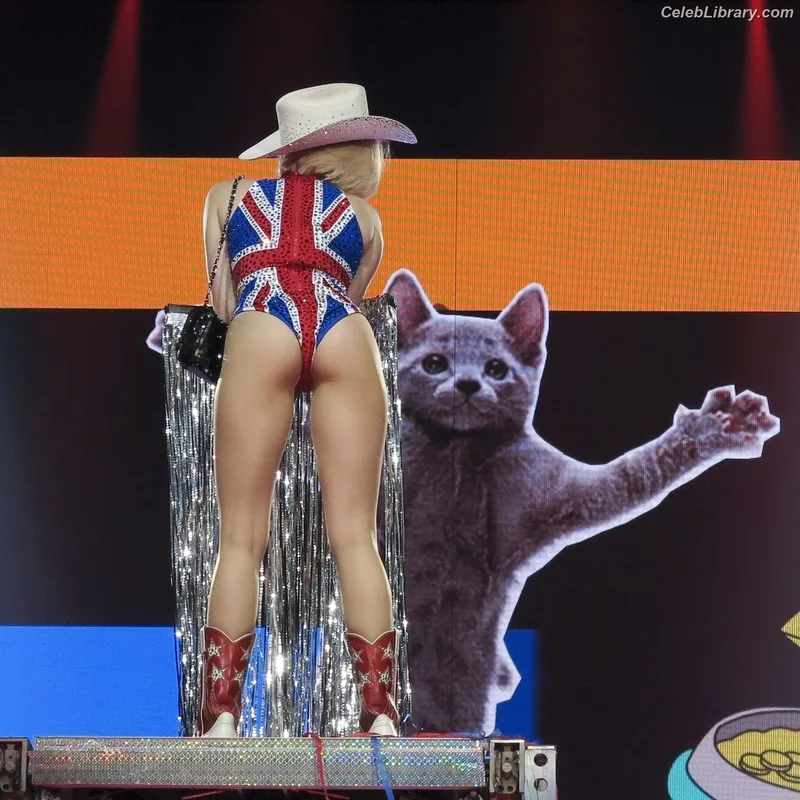 Miley Cyrus photo 13 of 2351