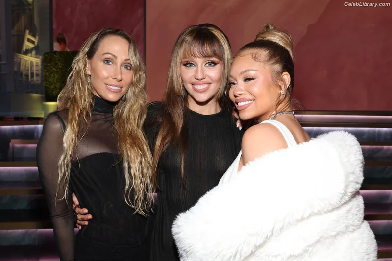 Miley Cyrus photo 18 of 2351