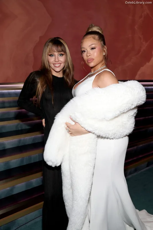Miley Cyrus photo 22 of 2351