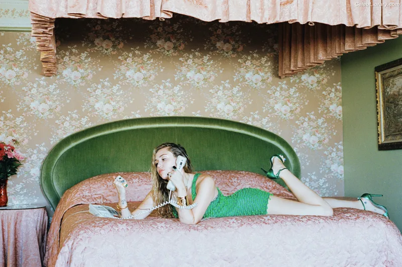 Miley Cyrus photo 2 of 2351