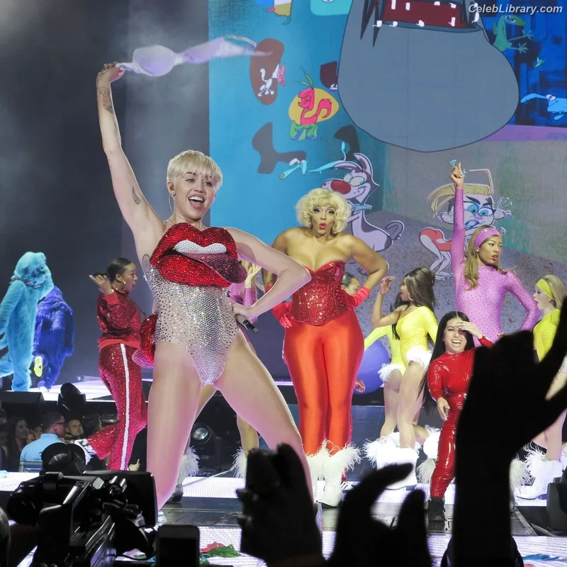 Miley Cyrus photo 6 of 2351