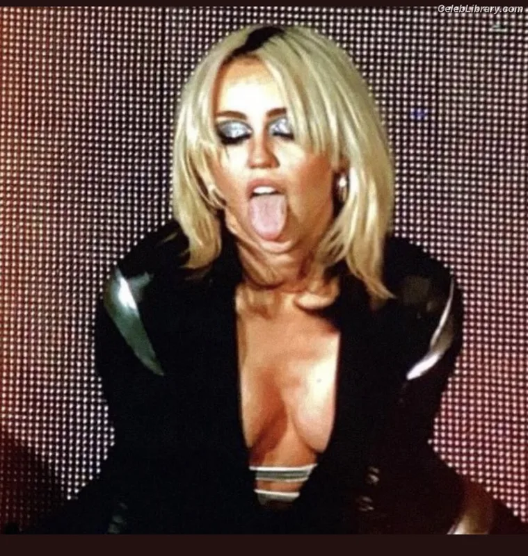Miley Cyrus photo 7 of 2351