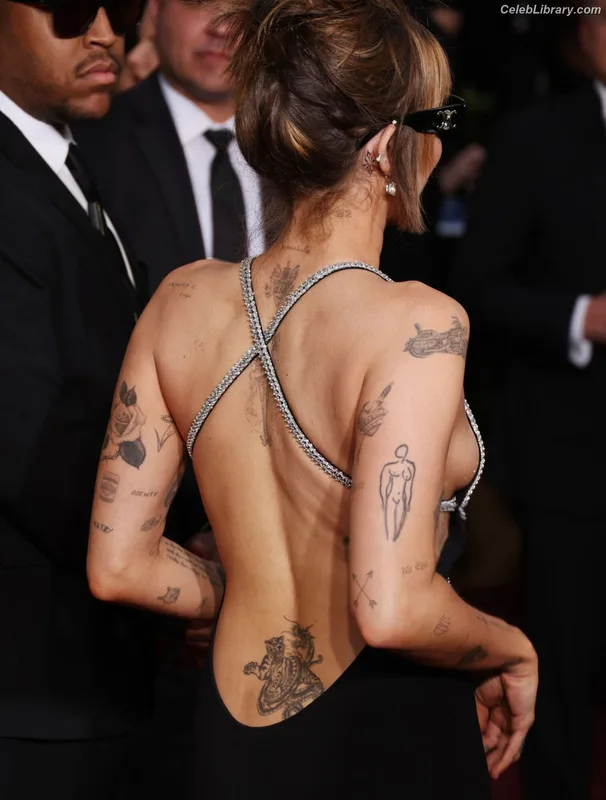 Miley Cyrus photo 10 of 2351