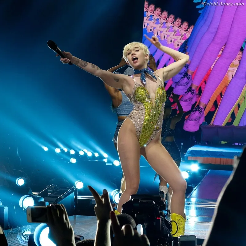Miley Cyrus photo 12 of 2351