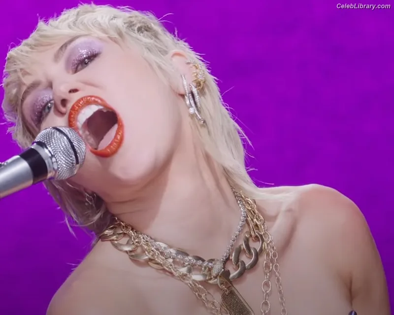 Miley Cyrus photo 15 of 2351