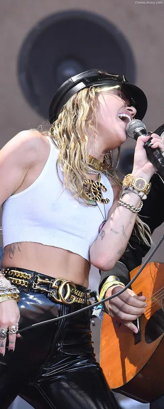 Miley Cyrus photo 17 of 2351