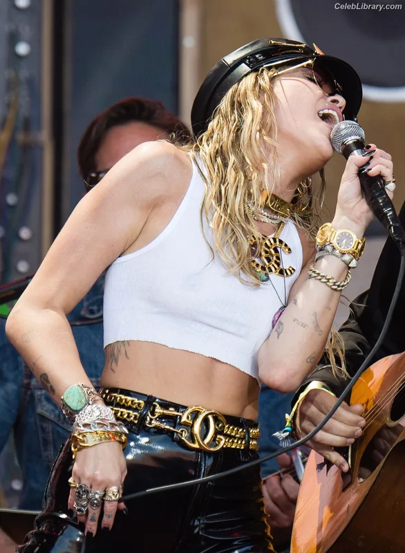 Miley Cyrus photo 18 of 2351