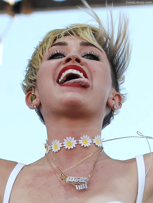 Miley Cyrus photo 19 of 2351