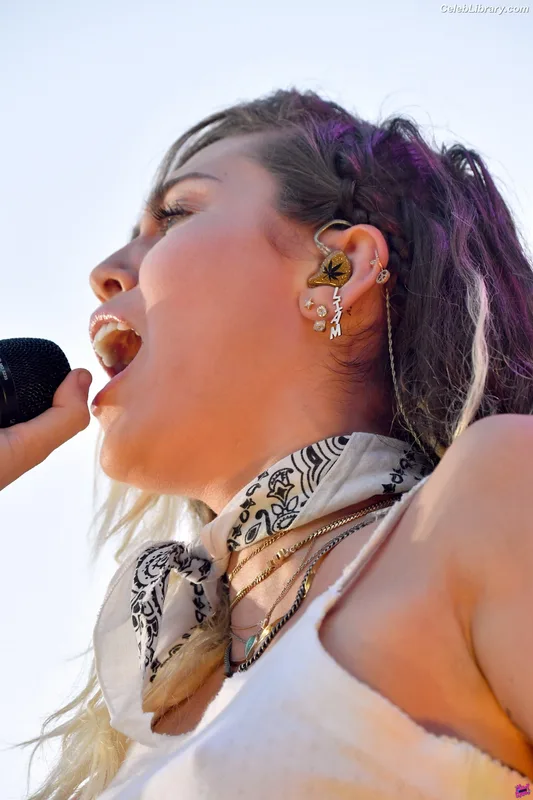 Miley Cyrus photo 20 of 2351