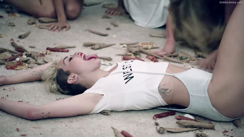 Miley Cyrus photo 21 of 2351