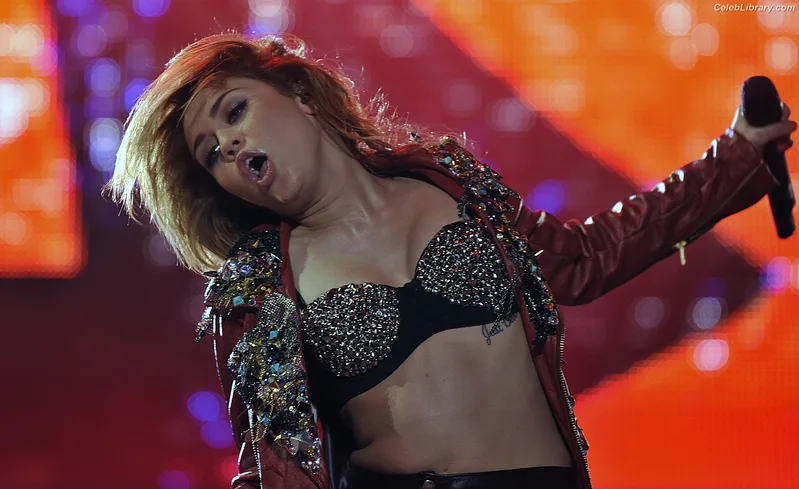 Miley Cyrus photo 24 of 2351
