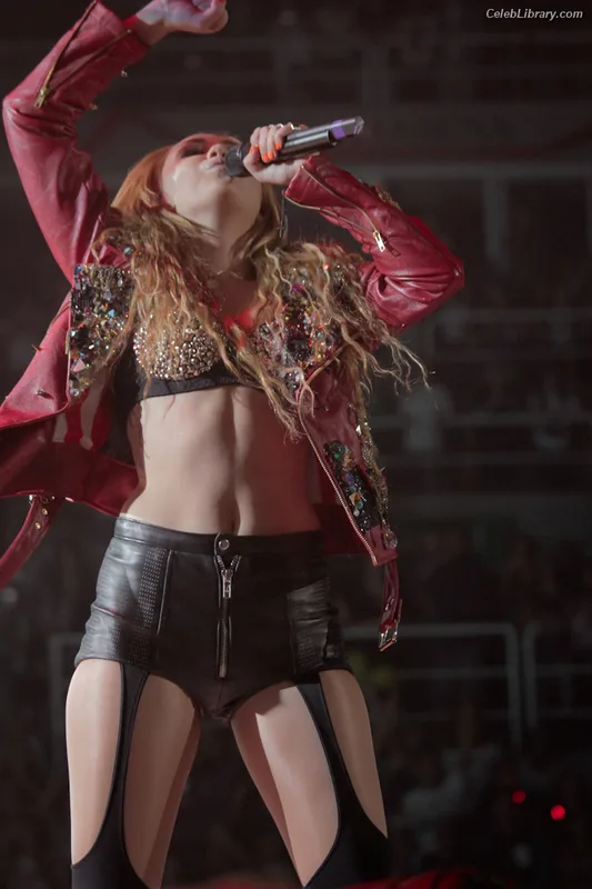 Miley Cyrus photo 4 of 2351