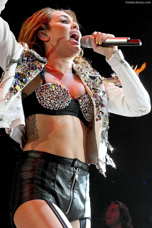 Miley Cyrus photo 9 of 2351