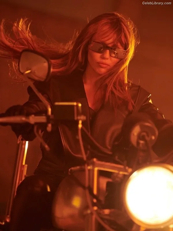 Miley Cyrus photo 17 of 2351