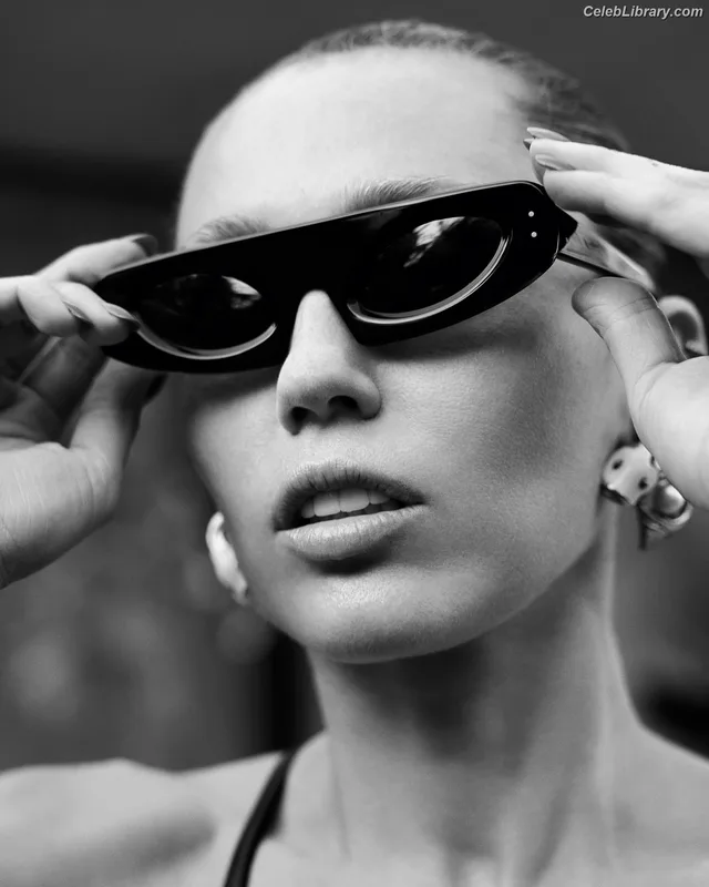 Miley Cyrus photo 10 of 2351