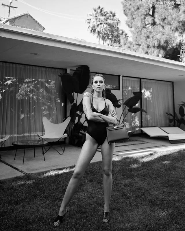 Miley Cyrus photo 11 of 2351