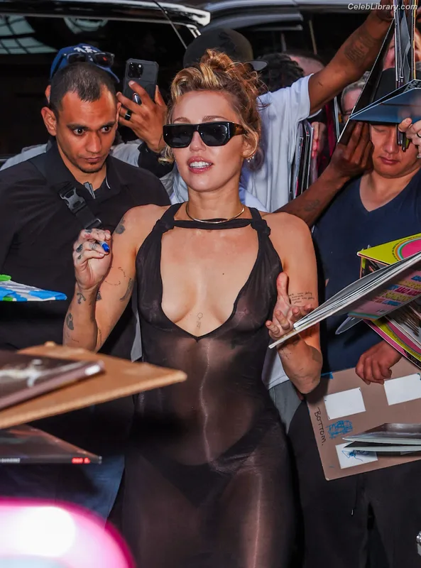 Miley Cyrus photo 7 of 2351