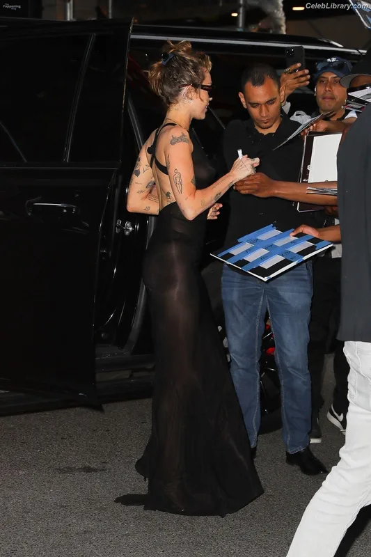 Miley Cyrus photo 12 of 2351