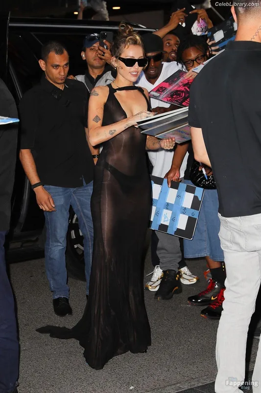 Miley Cyrus photo 18 of 2351