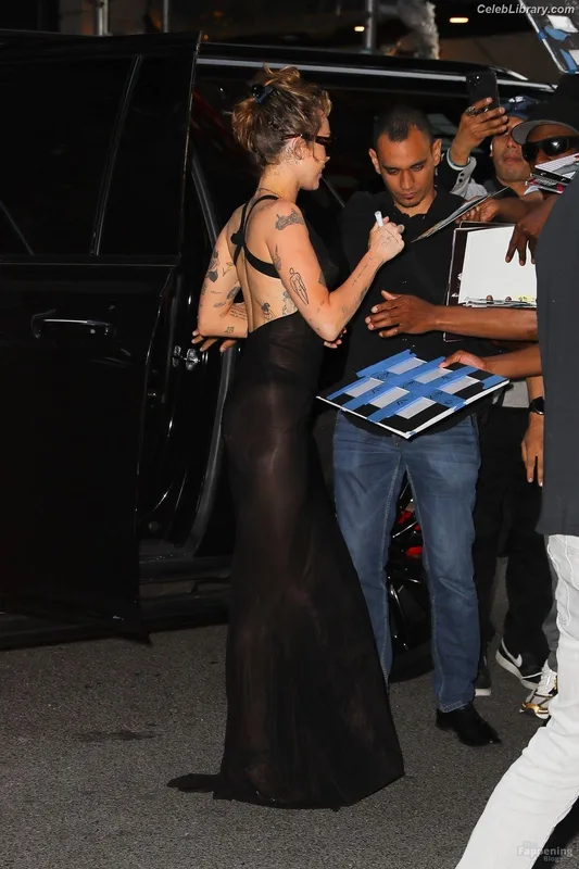 Miley Cyrus photo 21 of 2351