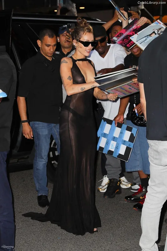 Miley Cyrus photo 22 of 2351