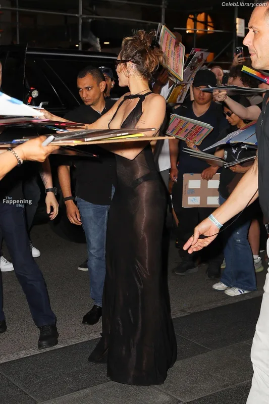 Miley Cyrus photo 1 of 2351