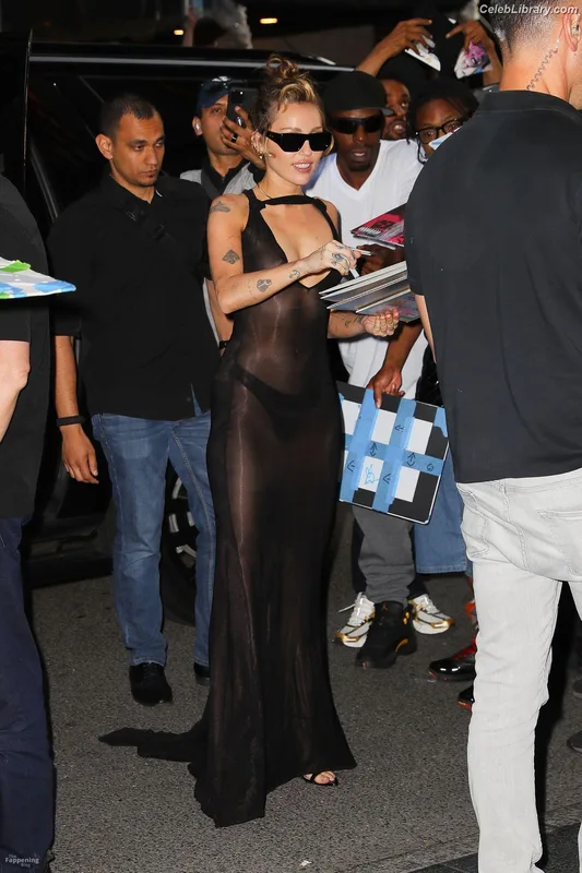 Miley Cyrus photo 3 of 2351
