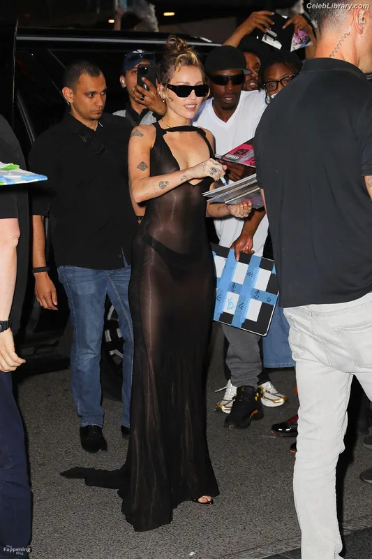 Miley Cyrus photo 6 of 2351