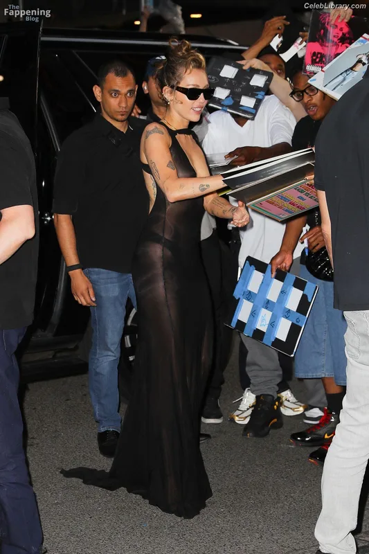 Miley Cyrus photo 9 of 2351