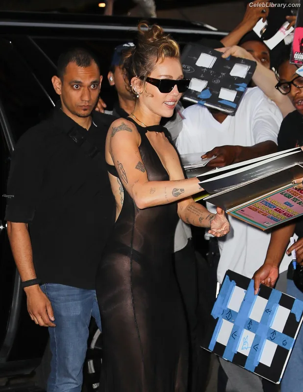 Miley Cyrus photo 12 of 2351
