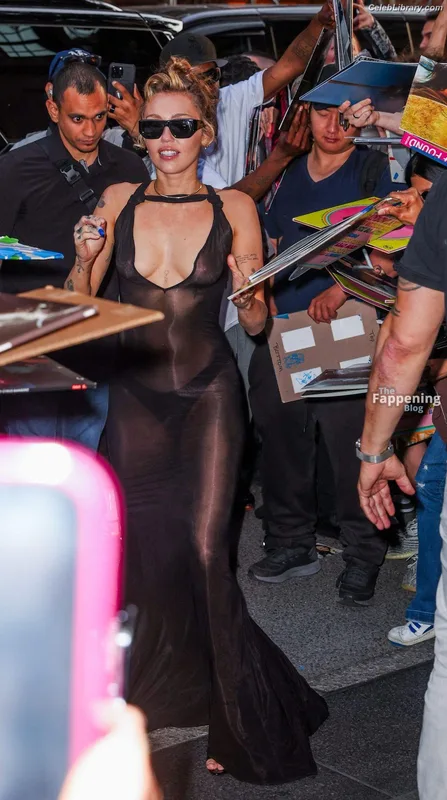 Miley Cyrus photo 19 of 2351