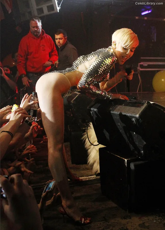 Miley Cyrus photo 13 of 2351