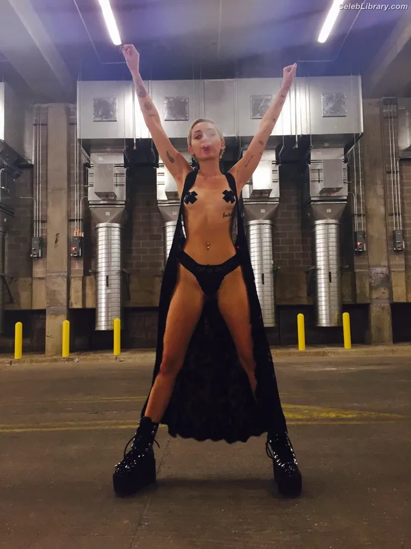 Miley Cyrus photo 21 of 2351