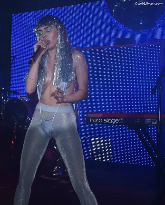 Miley Cyrus photo 24 of 2351