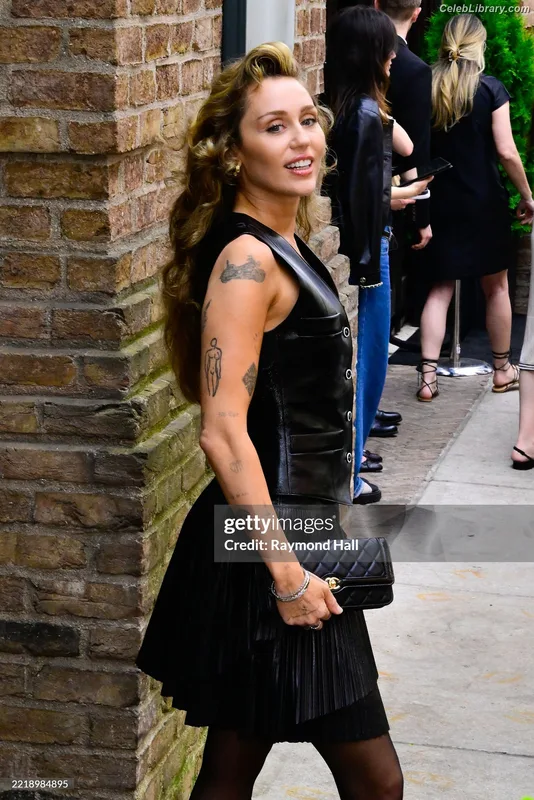 Miley Cyrus photo 2 of 2351