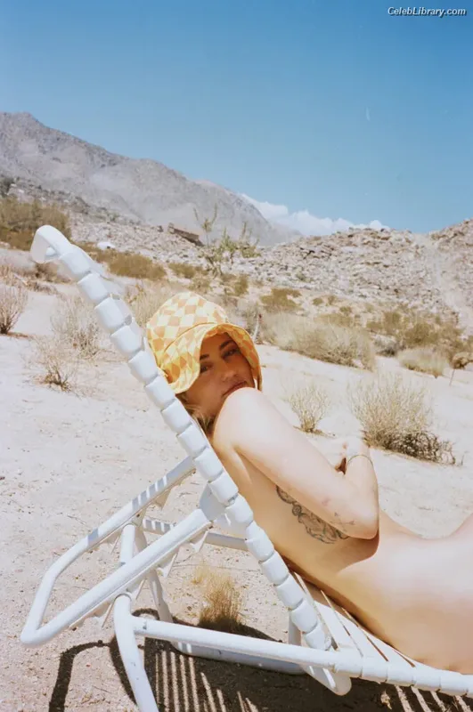 Miley Cyrus photo 3 of 2351