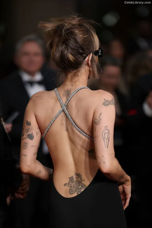 Miley Cyrus photo 5 of 2351