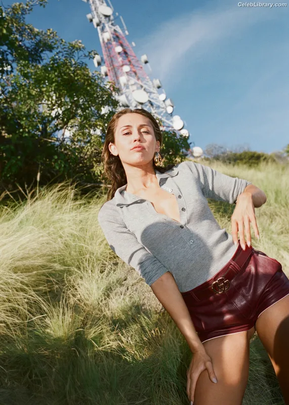 Miley Cyrus photo 9 of 2351