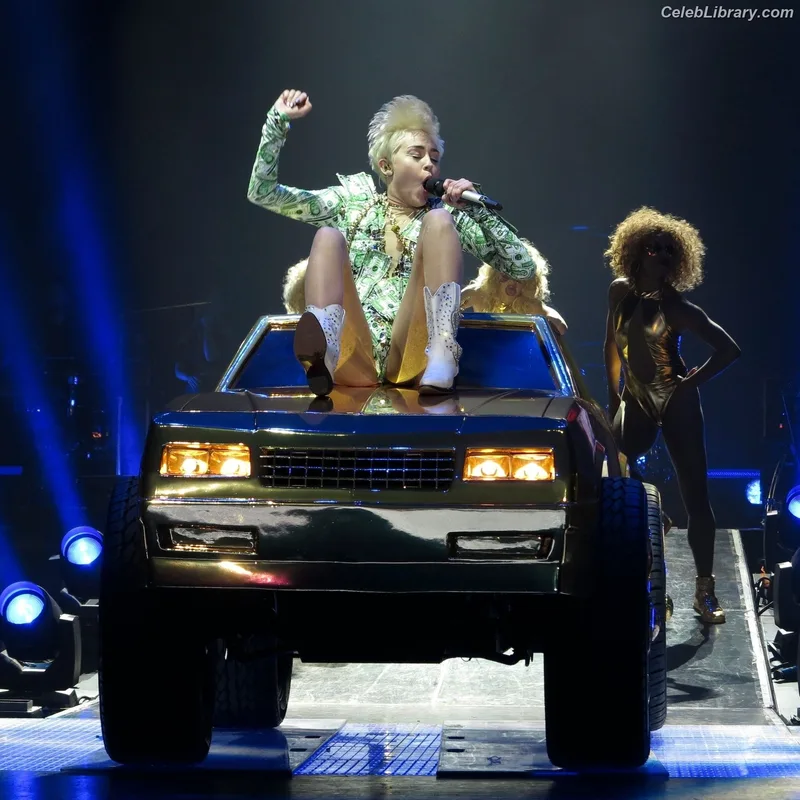 Miley Cyrus photo 24 of 2351