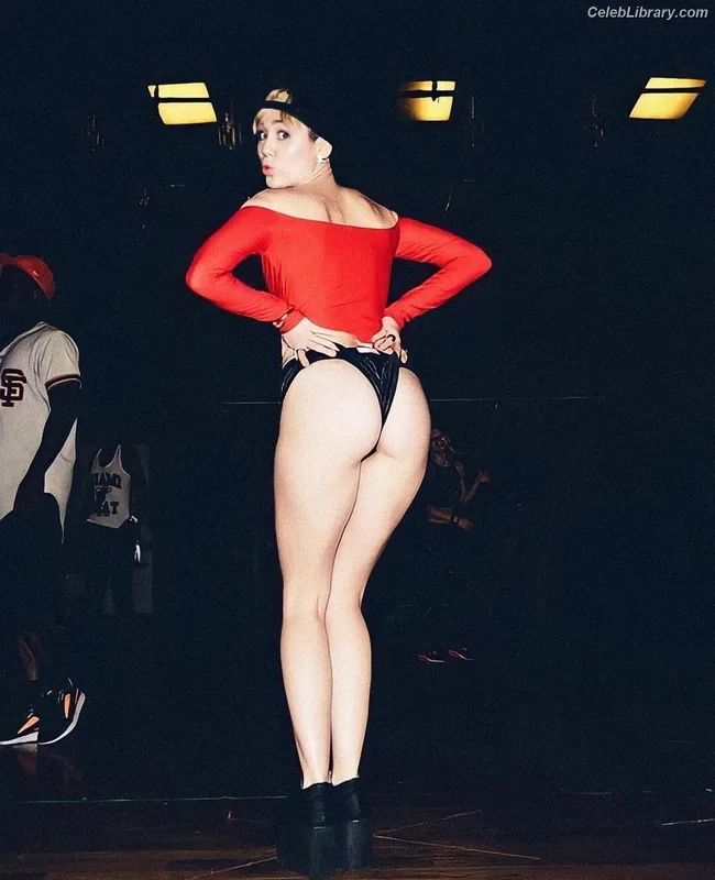 Miley Cyrus photo 9 of 2351