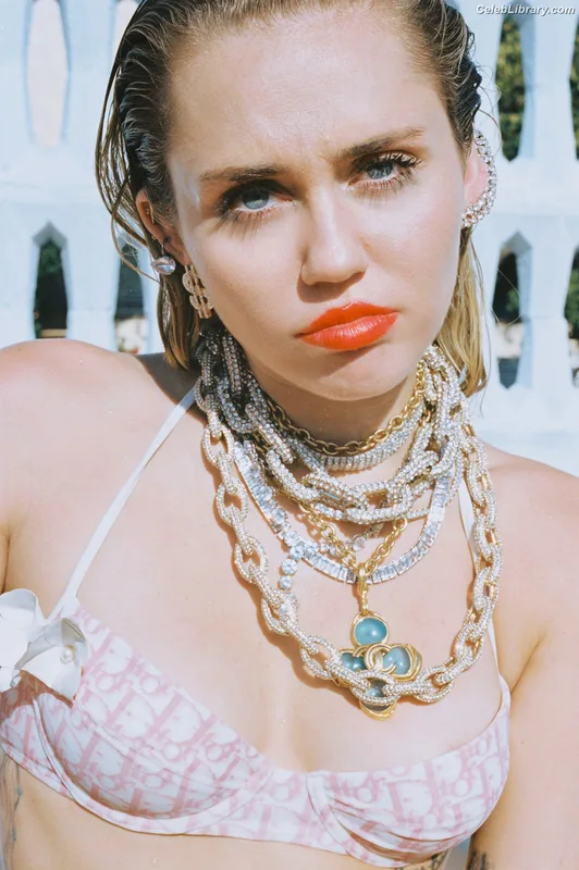Miley Cyrus photo 16 of 2351