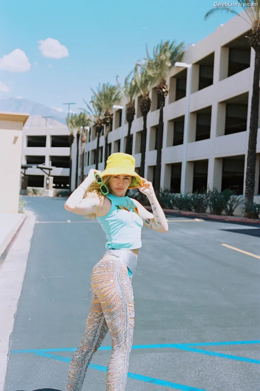 Miley Cyrus photo 17 of 2351