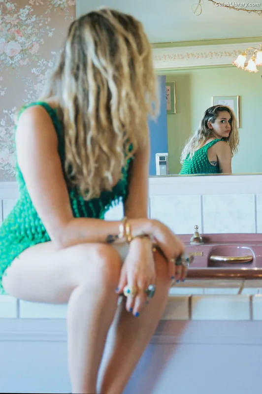 Miley Cyrus photo 18 of 2351