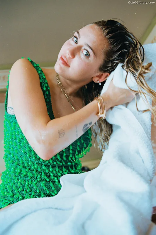 Miley Cyrus photo 20 of 2351