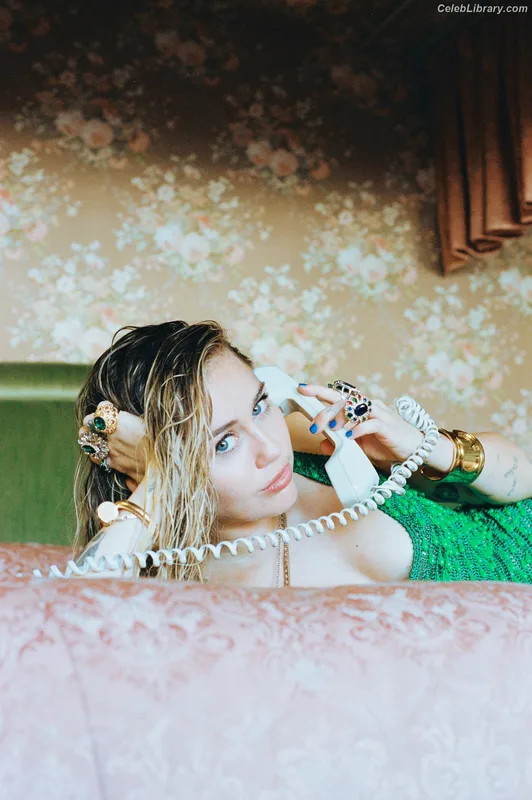 Miley Cyrus photo 23 of 2351