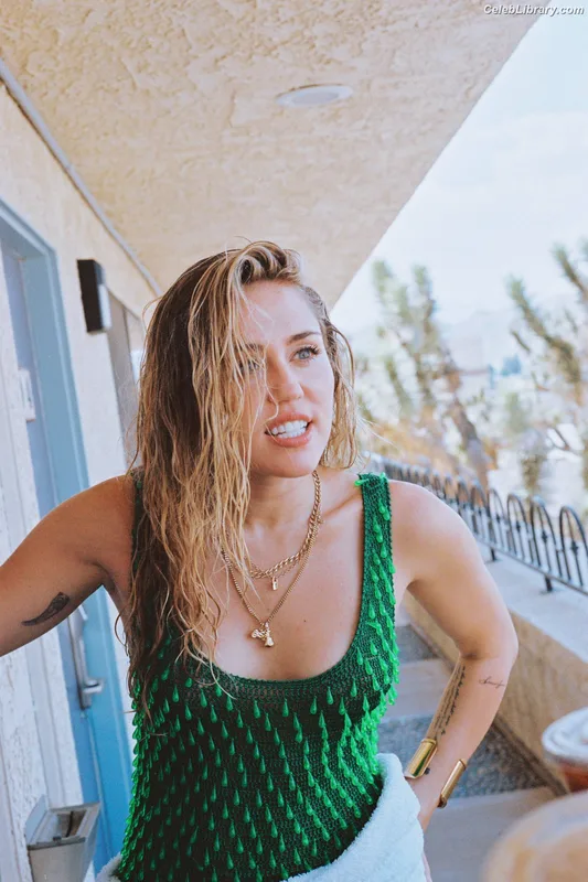 Miley Cyrus photo 4 of 2351