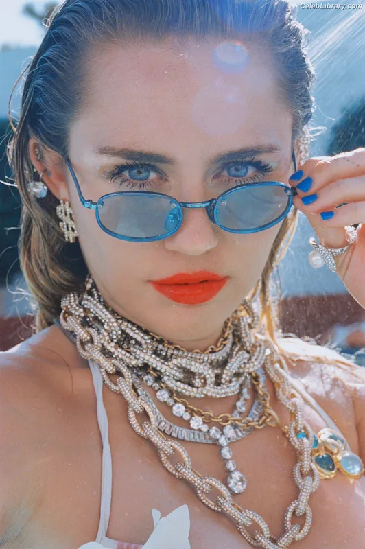 Miley Cyrus photo 7 of 2351