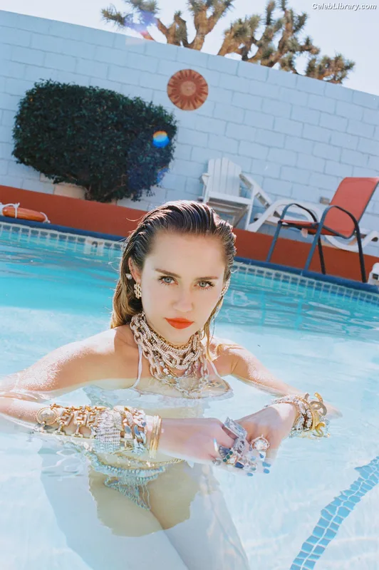 Miley Cyrus photo 13 of 2351