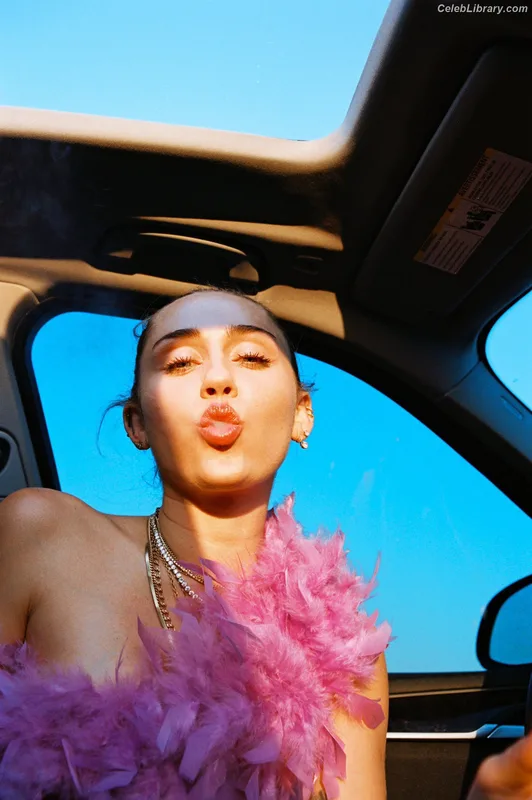 Miley Cyrus photo 14 of 2351